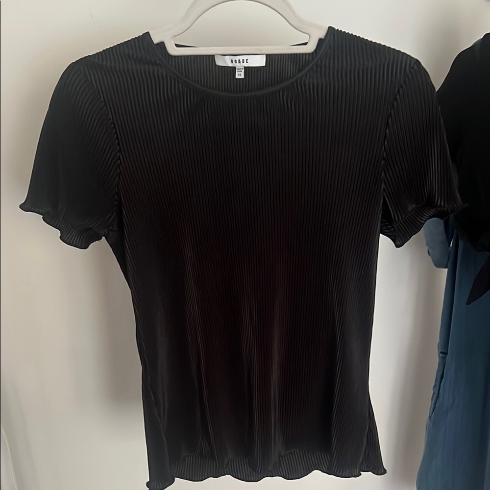 RO & DE black pleated top